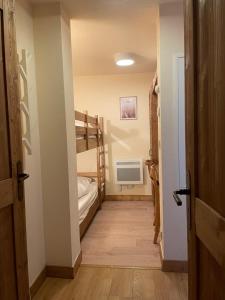 Appartements avec PISCINE INTERIEURE SAUNA Parking Etage 1 au Centre du Village dans Residence Cami Real : photos des chambres