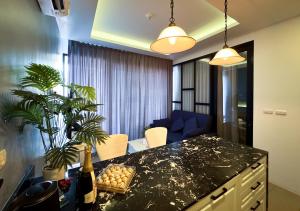 Cozy 1BR Apartment with Big Balcony - 2 Pools & 5 mins from Surin Beach