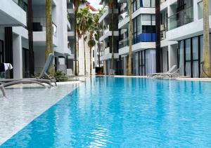 Cozy 1BR Apartment with Big Balcony - 2 Pools & 5 mins from Surin Beach