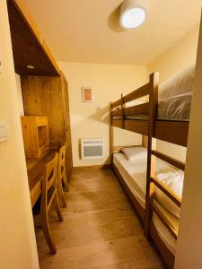 Appartements avec PISCINE INTERIEURE SAUNA Parking Etage 1 au Centre du Village dans Residence Cami Real : photos des chambres