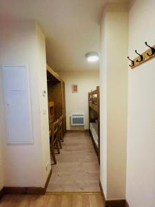 Appartements avec PISCINE INTERIEURE SAUNA Parking Etage 1 au Centre du Village dans Residence Cami Real : photos des chambres