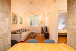 Historic 2BR Oasis in Kolonaki