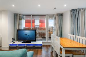 Riverside 1BR with Easy Transport 20min to City Centre