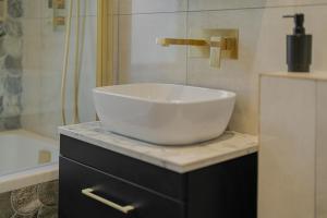 Cosy Flat Sleeps 5 -Links to Central London - Flat 3