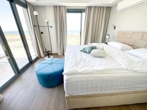 Supreme Beachfront 3BR Villa Soma bay with Garden