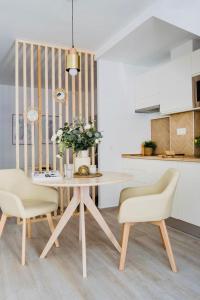 COSY ESTUDIO JUNTO A LA PLAYA de EL PALO SINESE DESIGN