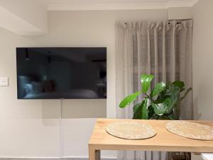 LUX Stylish Studio, 24Hr Security - Mouille Point, Walk to Promenade & 5mins to Beach !