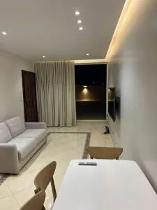شقة رووف السلامة بجوار التسوق والمطاعم الحيوية,al salma condo - Az Zahrāʼ