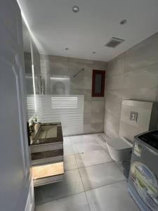 شقة رووف السلامة بجوار التسوق والمطاعم الحيوية,al salma condo