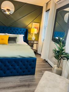 Stylish Washington DC Apartment with King Bed, 75 inch TV & Free Parking