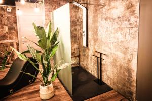 LÉden Tropical love room