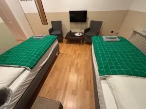 Doppelzimmer-TV-Bad- Kühlschrank-8