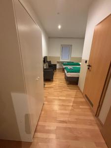 Doppelzimmer-TV-Bad- Kühlschrank-8