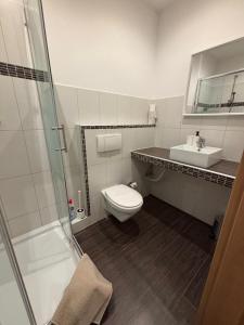 Doppelzimmer-TV-Bad- Kühlschrank-8