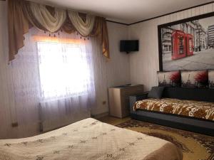 Біля комори