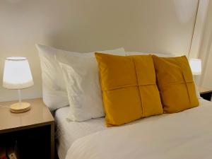 Easy Access Stay, Minutes from Airport on Main Road