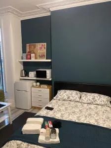 Rehman House GROUND FLOOR Studio 2 EXCLUSIVE USE OF PRIVATE BATHROOM & FREE PARKING - Goodmayes