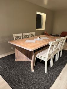 Flott enebolig nær naturen