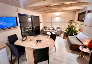 Domček pod Vežami s vírivkou a krbom, priamo pri Skibuse do Jasnej