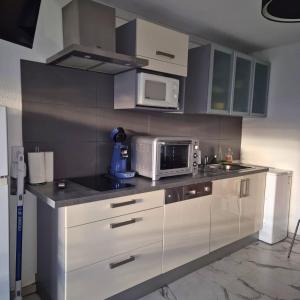 Appartements T2 Lumineux tout equipe avec piscine, parking prive et plage a 300m : photos des chambres