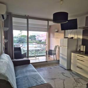 Appartements T2 Lumineux tout equipe avec piscine, parking prive et plage a 300m : photos des chambres