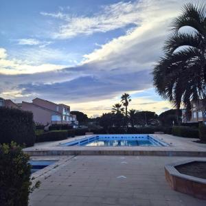 Appartements T2 Lumineux tout equipe avec piscine, parking prive et plage a 300m : photos des chambres