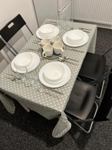 MUGHAL HOUSE GROUND FLOOR PRIVATE 2Bed APARTMENT & FREE PARKING