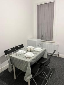 MUGHAL HOUSE GROUND FLOOR PRIVATE 2Bed APARTMENT & FREE PARKING