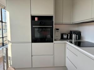 Riverside Apartment opposite Kew Gardens - Large terrace with a partial Thames view and a fireplace