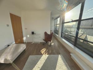 Riverside Apartment opposite Kew Gardens - Large terrace with a partial Thames view and a fireplace