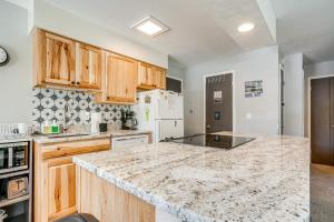 7 Mi to Ski Resort Dillon Condo with Mtn Views