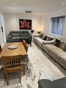 Modern House Apartment Stratford E15 London - Sleeps 2 - 9, Fast Links to Central London, Near O2, Greenwich & Olympic Park, Child-Friendly Garden, Free Parking, Free WiFi