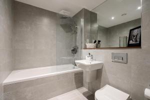 Jungle Luxe Retreat, 2Bed 2Bath Leeds, Center & Stadium