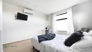 Queen Bed Stylish Suite with TV - Room 12 - أوكلي