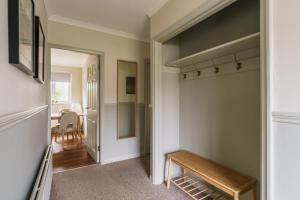 Hillcrest - Central 2 Bed Flat with Parking
