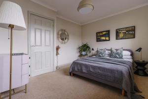 Hillcrest - Central 2 Bed Flat with Parking