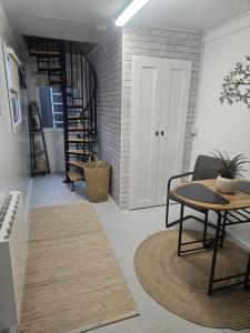 Moun Bolton Cabin Chester