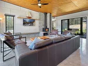 4-Bed Coastal Retreat with Fireplace and BBQ Area - Maloney's Beach