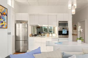 Luxe Lavender Bay - An Iconic Couples Nest