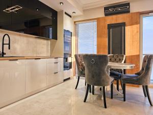 URBAN APARTMENTS GLOBAL SKYLINE, 15th Floor No 23, Free Garage, Self Check-in, No Deposit