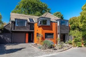 Fendalton Rose Garden Retreat Holiday Home - Fendalton