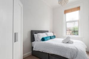 3 bedrooms bungalow, sleeps 6, free parking with garden