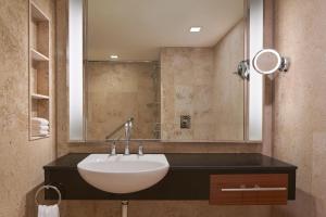 Club lounge access, Guest room, 2 Double, River view