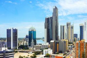 QTower 2BR Apt Pool & Gym, 6 Guests, Beach Walk