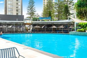 QTower 2BR Apt Pool & Gym, 6 Guests, Beach Walk