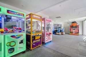 QTower 2BR Apt Pool & Gym, 6 Guests, Beach Walk