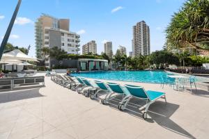 QTower 2BR Apt Pool & Gym, 6 Guests, Beach Walk