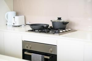 Canterbury fashion 2Br steps to Train & Woolworths