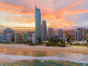 QTower 2BR Apt Pool & Gym, 6 Guests, Beach Walk