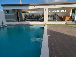 Cama king, piscina 3 habitacines